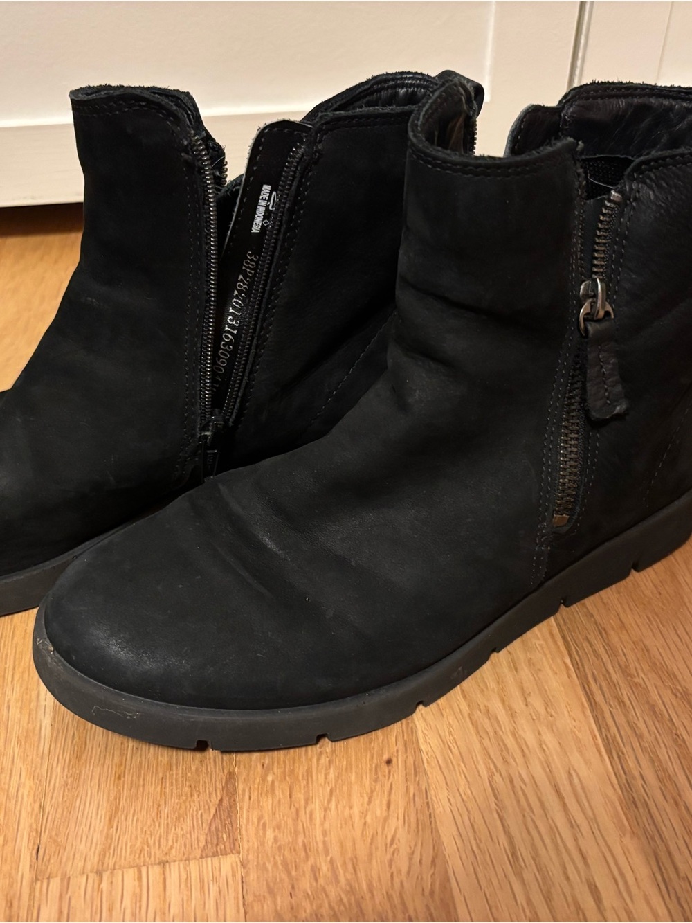 Ecco Black Leather Zip Ankle Booties